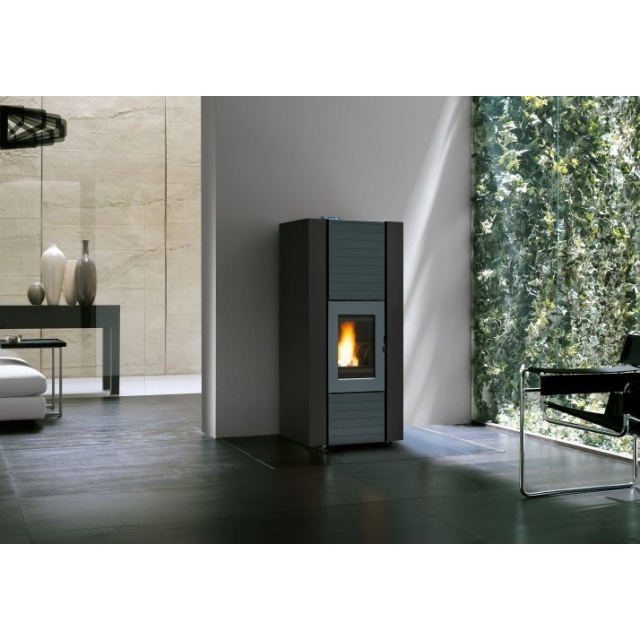 Soba pe peleti cu apa PALAZZETTI MARTINA IDRO LUX 10, dimensiuni 52 x 59 x 135 cm - 180 kg, culoare otel negru