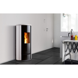 Soba pe peleți PIAZZETTA P220 T STEEL, suprafata otel si sticla frontala, clasa energetica A+ si putere nominala 3,3 - 8,5 kW