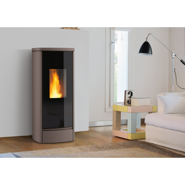 Soba pe peleți PIAZZETTA P230M, suprafata din majolica, clasa energetica A+ si putere nominala 3,9 - 11 kW