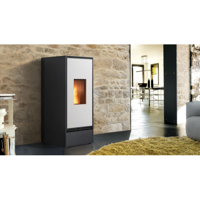Soba pe peleți PIAZZETTA P241, placată cu oțel și ușă din majolică, clasa energetica A+ si putere nominala 3,3 - 8,5 kW