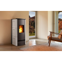 Soba pe peleți PIAZZETTA P920C, suprafata din majolica, clasa energetica A+ si putere nominala 3,3 - 8,5 kW