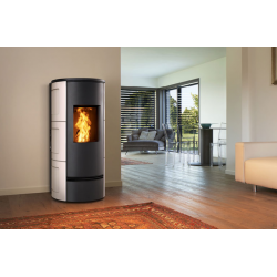 Soba pe peleți PIAZZETTA P930 K, design rotund clasic din majolica, clasa energetica A+ si putere nominala 3,8 - 11 kW